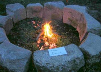 Ritualfoto, Feuer im Steinkreis,